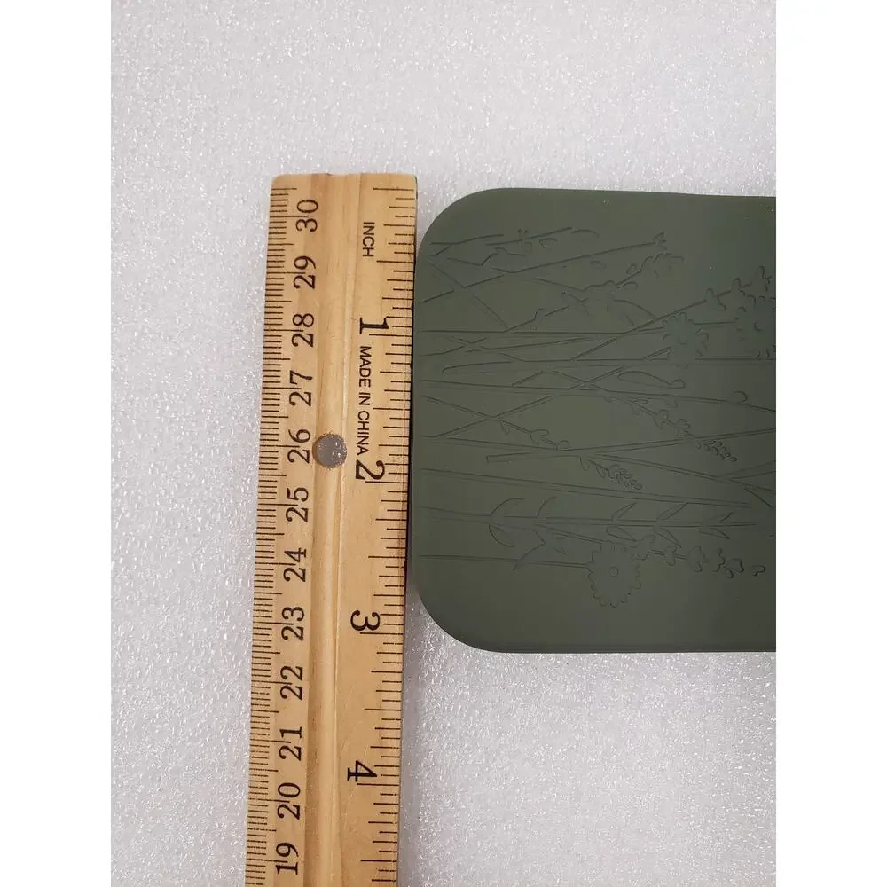 Floral Engraved Slim Protective Case for iPhone 16 Olive / Forest Green
